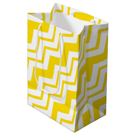 Geel Wit Chevron Zigzag Patroon Ontwerp Medium Cadeauzakje (Voorkant Gekanteld)