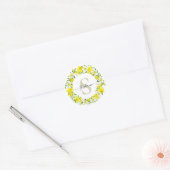 Geel wit Daffodil Garland Monogram Naam Ronde Sticker (Envelop)