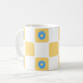 Geel wit geruit met blauw bloemenpatroon koffiemok (Voorkant links)