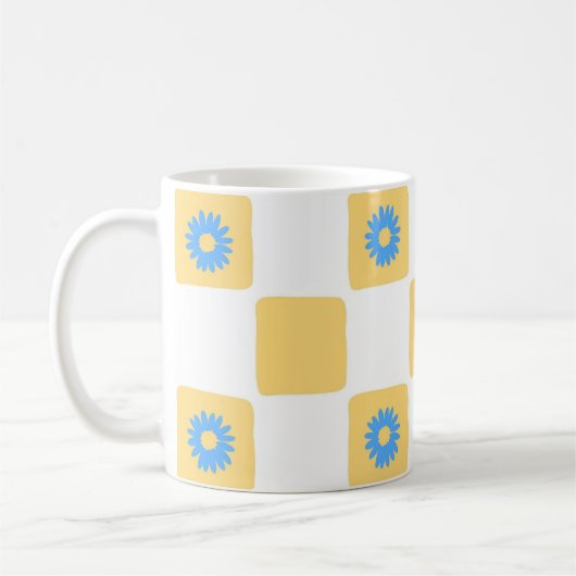 Geel wit geruit met blauw bloemenpatroon koffiemok (Links)
