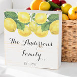 Geel wit leemons Familienaam Houdvak Teken Houten Kist Print<br><div class="desc">Familienaam Houdbaarheid voor thuisdecor met gele citroenen op een witte achtergrond. Maakt een Elegant huisopwarmingscadeau of een geweldige toevoeging aan je voordeur en veranda. Het gebruik personaliseert deze optie van de sjabloon om de tekst te veranderen | KLIK OP KLIKKEN OM VERDERE opties AAN TE PASSEN om de tekststijl en...</div>