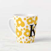 Geel wit madeliefje bloempatroon en monogram muts latte mok (Linkerhoek)