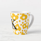 Geel wit madeliefje bloempatroon en monogram muts latte mok (Rechterhoek)