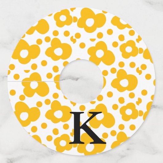 Geel wit madeliefje bloempatroon en monogram muts wijnglaslabel (Voorkant)