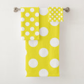Geel & Wit Polka Dots Dot Bad Handdoek (Insitu)