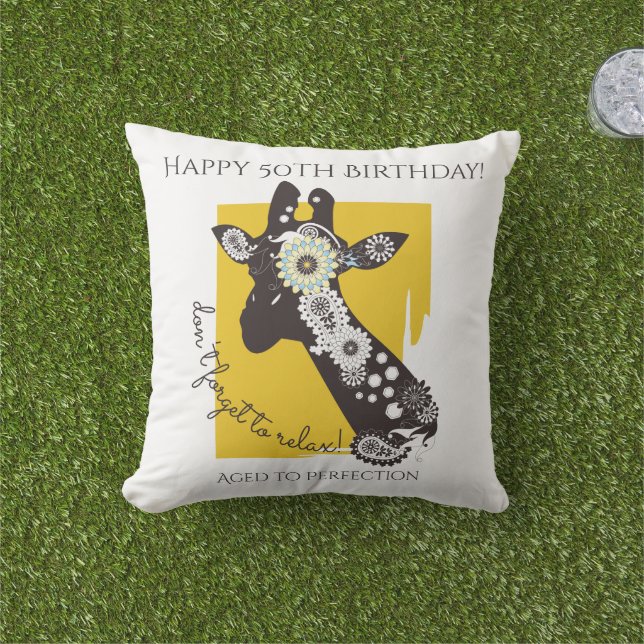 Geel witte en zwarte Funky Cool Giraffe Birthday Buitenkussen (Gras)