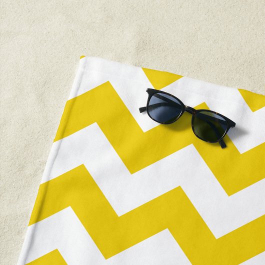 Geel zigzag, Geel Chevron, Jouw naam Strandlaken (In situ)