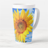 Geel Zonnebloem en Bijen op Blue Sky Latte Mok (Rechterhoek)