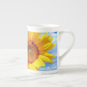 Geel Zonnebloem en Bijen op Blue Sky Mok (Rechts)