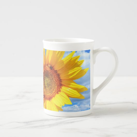 Geel Zonnebloem en Bijen op Blue Sky Mok (Rechts)
