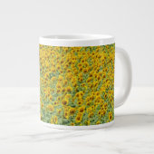 Geel zonnebloemveld grote koffiekop (Voorkant rechts)