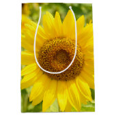 Geel zonnebloemveld medium cadeauzakje (Voorkant)