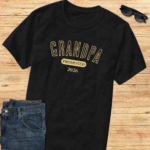 Geel & Zwart Bevorderd Tot Opa Geschat Jaar 2026 T-shirt