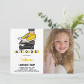 Geel Zwart Foto Skateboards Verjaardag Uitnodiging (Staand voorkant)
