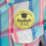 Geel zwart High School Afstuderen Aangepaste naam  Ronde Button 5,7 Cm<br><div class="desc">Deze moderne geel-zwarte, op maat gemaakte senior afstuderen button is voorzien van stijlvolle witte typografie van je middelbare school- of universiteitsnaam voor de klas van 2025. Pas met je afstudeerjaar aan onder het chique zwarte handgeschreven script en zwarte afstudeerders pet voor een geweldige gepersonaliseerde afstuderen naamplaatje voor een feest of...</div>