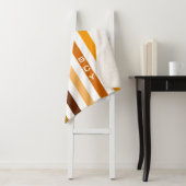 Geelbruin Sinaasappel verticale strepen monogram Sherpa Deken (In situ)