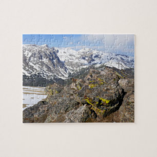 Geelbuikmarmot die naar de Rocky Mountains staart Legpuzzel