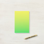 Geelgroene kleur post-it® notes (Op bureau)