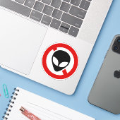 GEEN ALIENS STICKER (Laptop met iPhone)