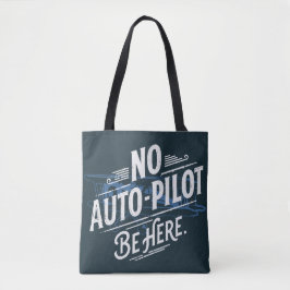 Geen automatische piloot. Wees hier. Tote Bag