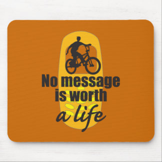 Geen boodschap is een leven waard muismat