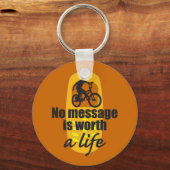 Geen boodschap is een leven waard sleutelhanger (Voorkant)