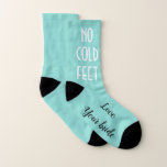 Geen cold Feet Bride en de Groep van de Weddenscha Sokken<br><div class="desc">Zeg het met liefde! Het perfecte geschenk om te geven tijdens het repetitieve diner, de bruidegom zal graag deze sokken van je ontvangen. Pas ze aan zoals je kiest, deze sokken zijn beschikbaar in elke kleur, perfect voor je trouwkleuren. Zoek andere leuke ideeën die allemaal deel uitmaken van het collectie...</div>