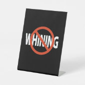 Geen gejank witte tekst zwart reclamebord met voetstuk (Voorkant)