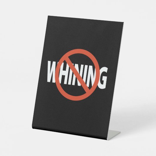 Geen gejank witte tekst zwart reclamebord met voetstuk (Voorkant)