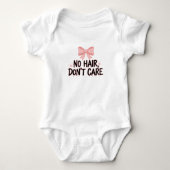 "Geen haar, geen zorgen Roze strik baby romper" Romper (Voorkant)