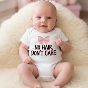 "Geen haar, geen zorgen Roze strik baby romper" Romper