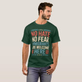 GEEN HAAT GEEN ANGST IMMIGRANTEN ZIJN HIER WELKOM T-SHIRT (Voorkant volledig)