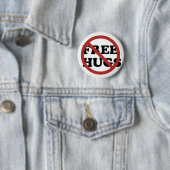 Geen knuffels. ronde button 5,7 cm (In situ)