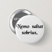 Geen man danst sober. ronde button 5,7 cm (Voorkant /achterkant)