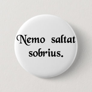Geen man danst sober. ronde button 5,7 cm
