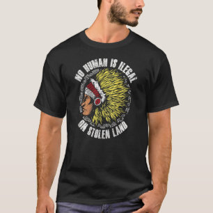 Geen mens is illegaal op gestolen land op de rug t-shirt
