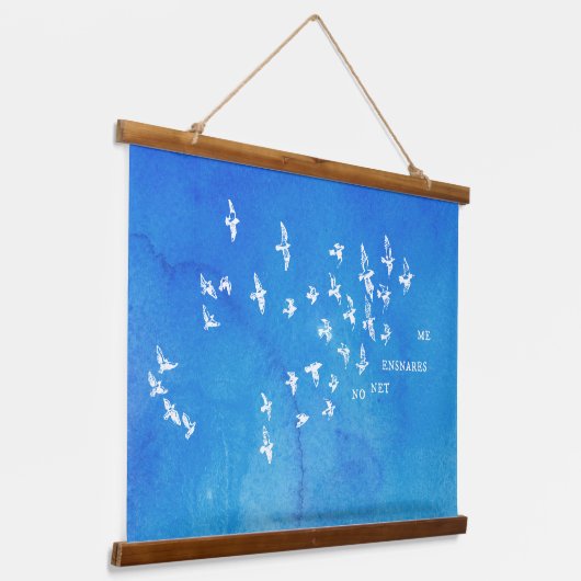 "Geen net verstrikt me" + vogels (wit op blauw) Hangend Wandkleed (Gebogen)