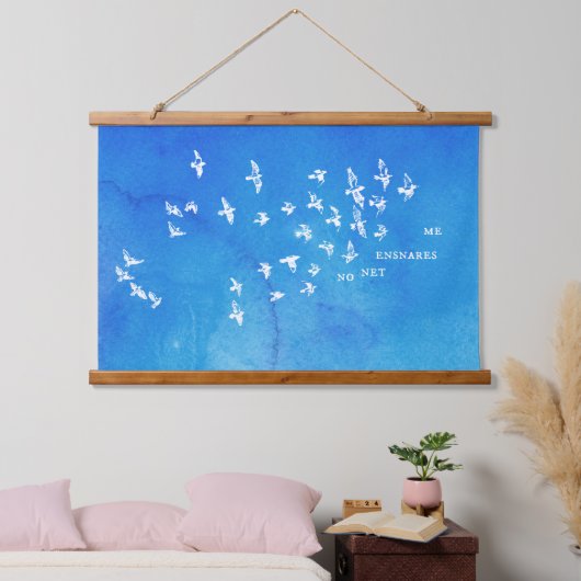 "Geen net verstrikt me" + vogels (wit op blauw) Hangend Wandkleed (Slaapkamer)