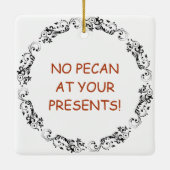 Geen Pecan op je Cadeaus | Grappig eten Pun Keramisch Ornament (Achterkant)