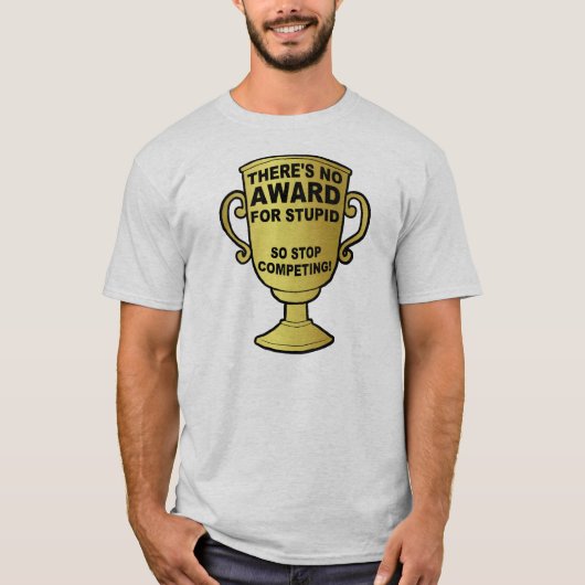 Geen Prijs Voor Stomme Grappige T-Shirt (Voorkant)