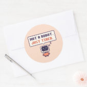 Geen robot. Gewoon moe. Grappige AI Pixel Sticker (Envelop)