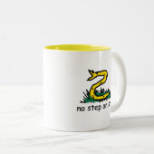 Geen stap in de richting van gadsden parody SnekRi Tweekleurige Koffiemok (Voorkant rechts)