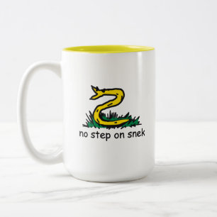 Geen stap op snek memes Gadsden parodie SnekRight Tweekleurige Koffiemok