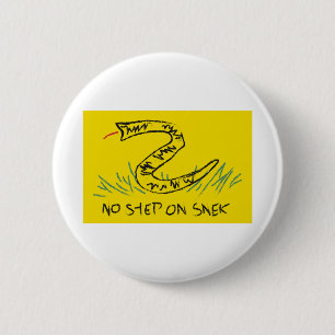 Geen stap op weg naar de vlag van Snek Gadsden Ronde Button 5,7 Cm