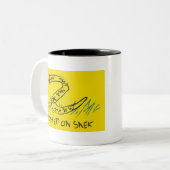 Geen stap op weg naar de vlag van Snek Gadsden Tweekleurige Koffiemok (Voorkant links)