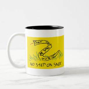 Geen stap op weg naar de vlag van Snek Gadsden Tweekleurige Koffiemok