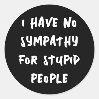 Geen sympathie voor domme mensen (wit op zwart) ronde sticker