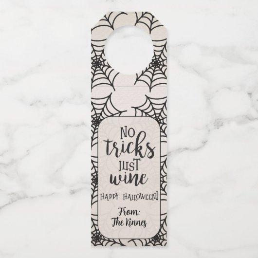 Geen trucs alleen wijn beige zwarte webben flessenhanger (Voorkant)