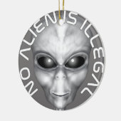 Geen vreemdeling is illegaal keramisch ornament (Links)