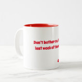 "Geen zorgen, het is de laatste week van de maand" Tweekleurige Koffiemok (Voorkant links)
